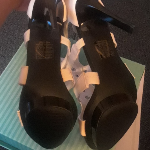 Women's Caged Platform Style Stiletto Heels - Picture 6 of 8